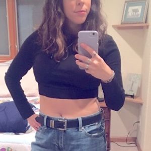 🌿$4 w/ a bundle🌿Basic black long sleeve crop